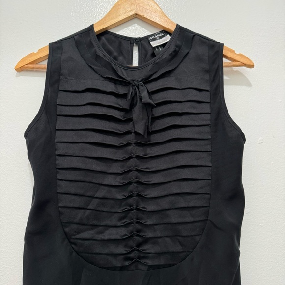 CHANEL BLACK SILK SLEEVELESS PLEATED BOW BLOUSE - Picture 2 of 10